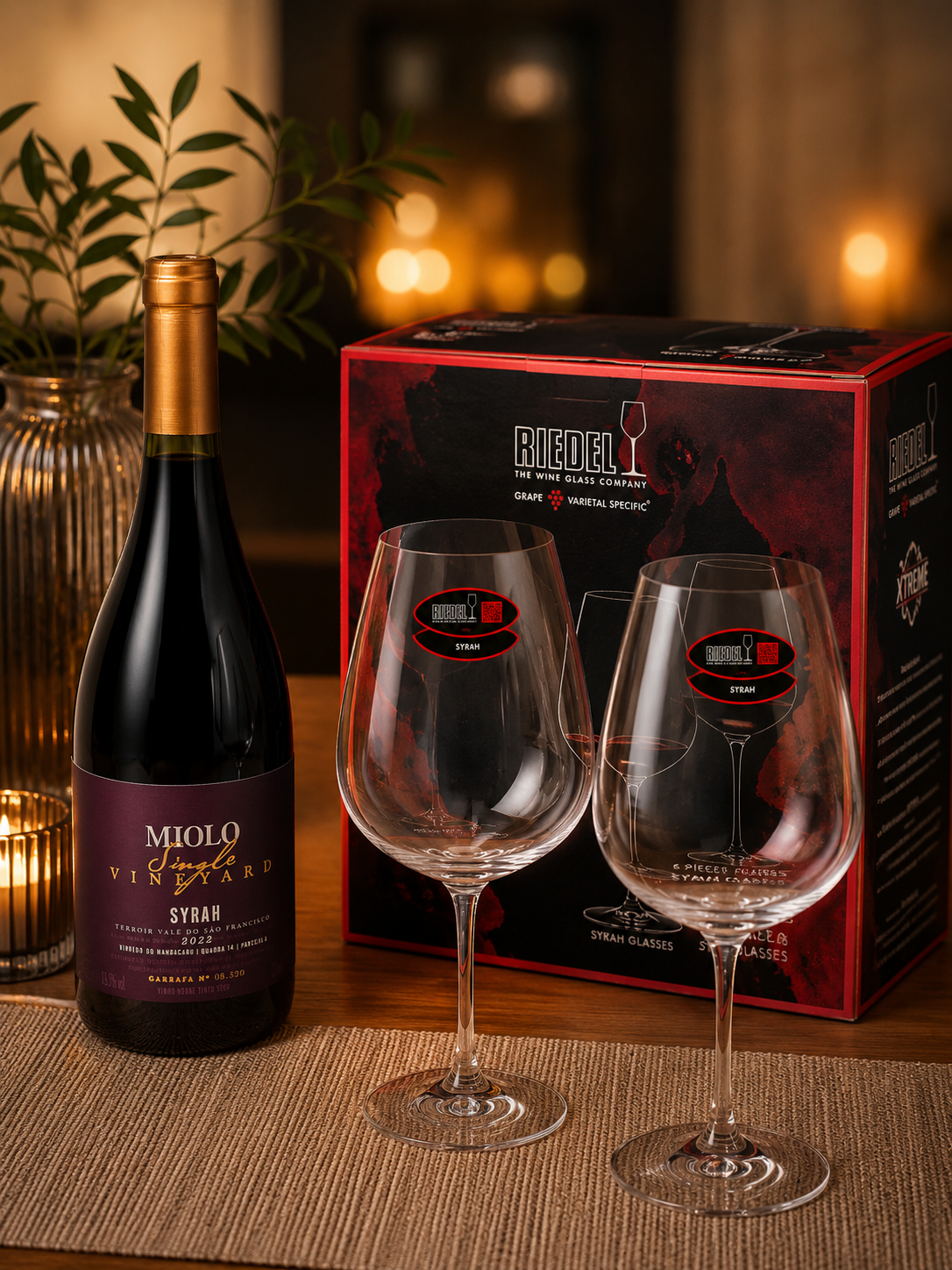 Combo com vinho, taças e caixa